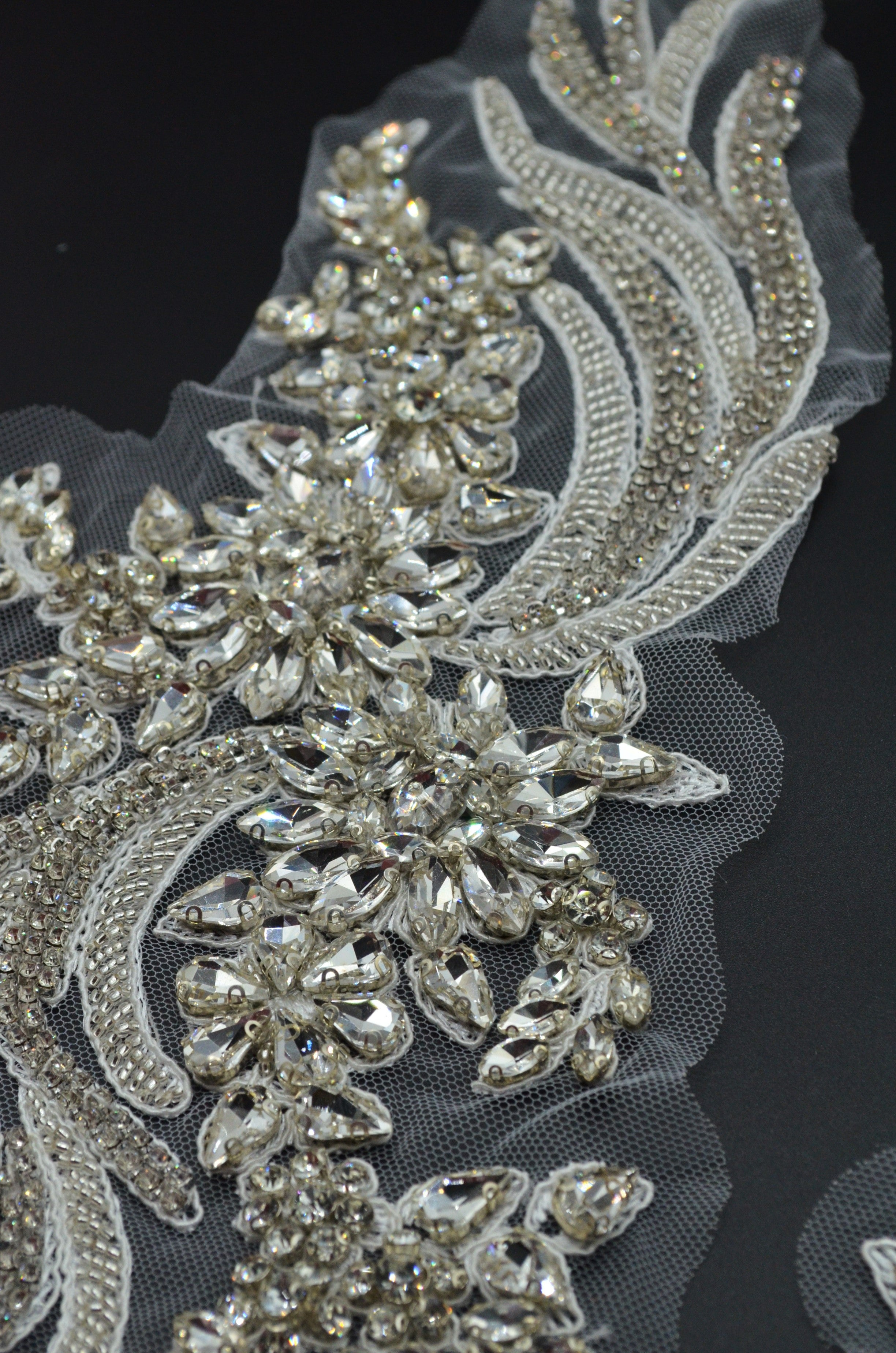 Aplicatie Broderie Pe Tull Cu Pietre 36x13cm, Alb