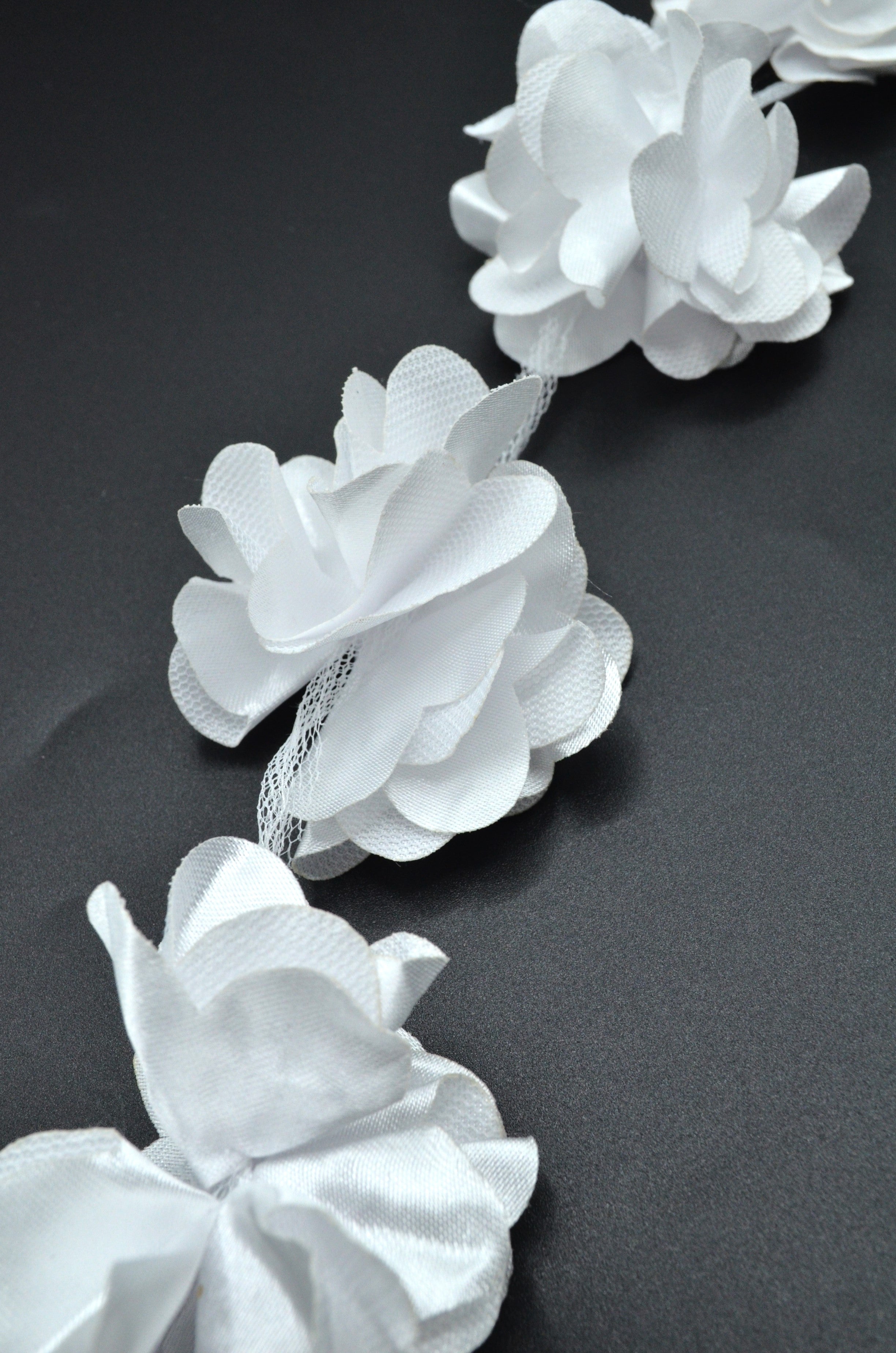 Pasmanterie Flori Saten Si Tull, (5cm floare) Alb