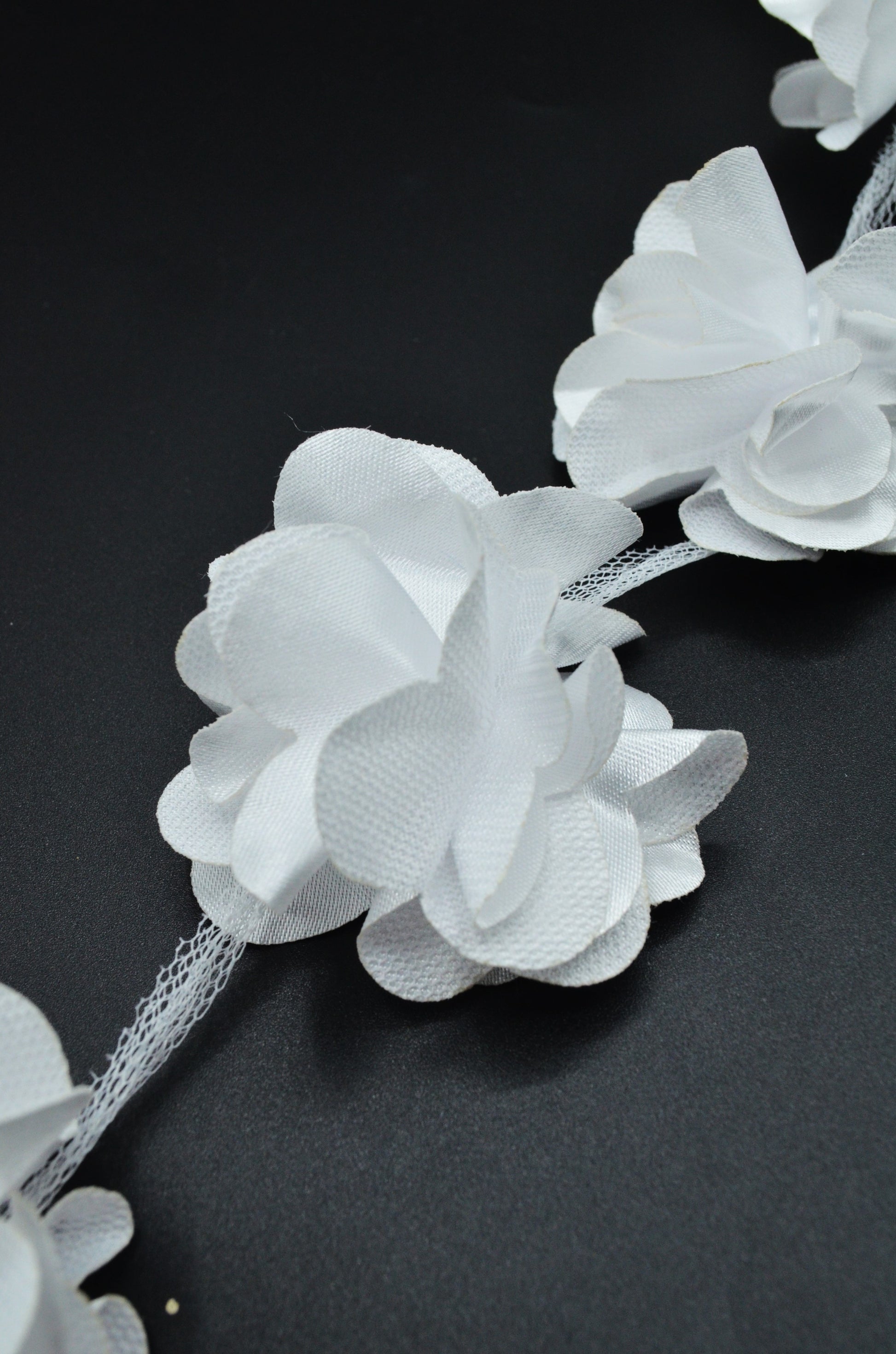 Pasmanterie Flori Saten Si Tull, (5cm floare) Alb
