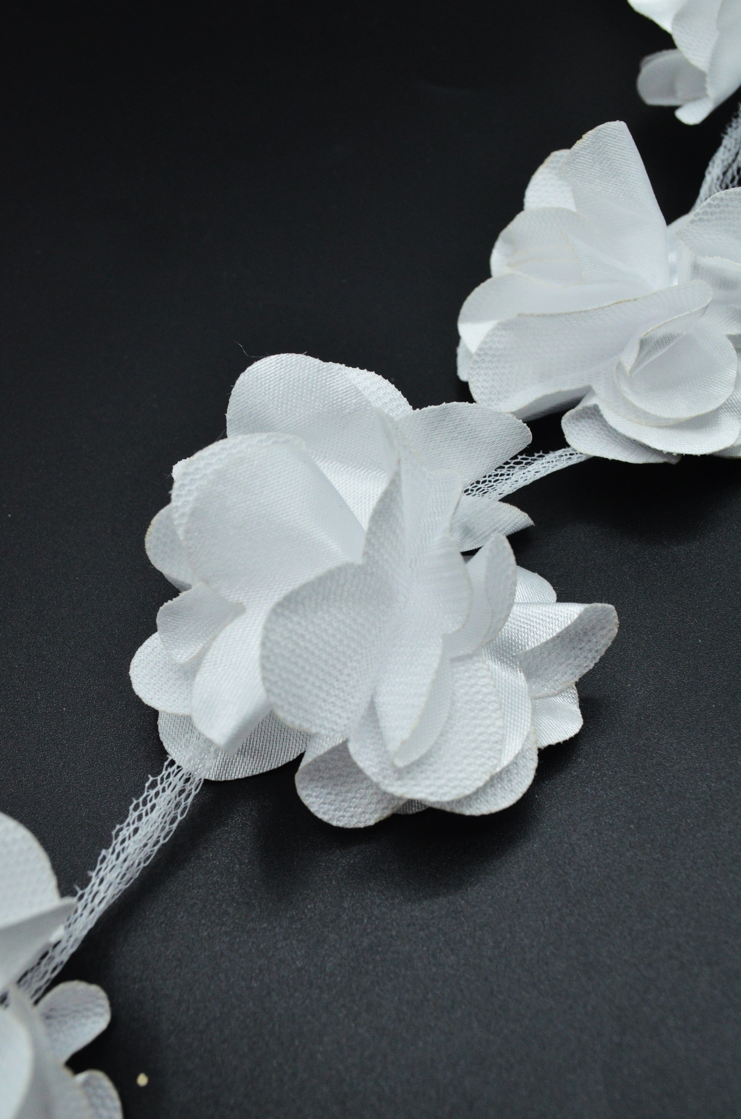 Pasmanterie Flori Saten Si Tull, (5cm floare) Alb