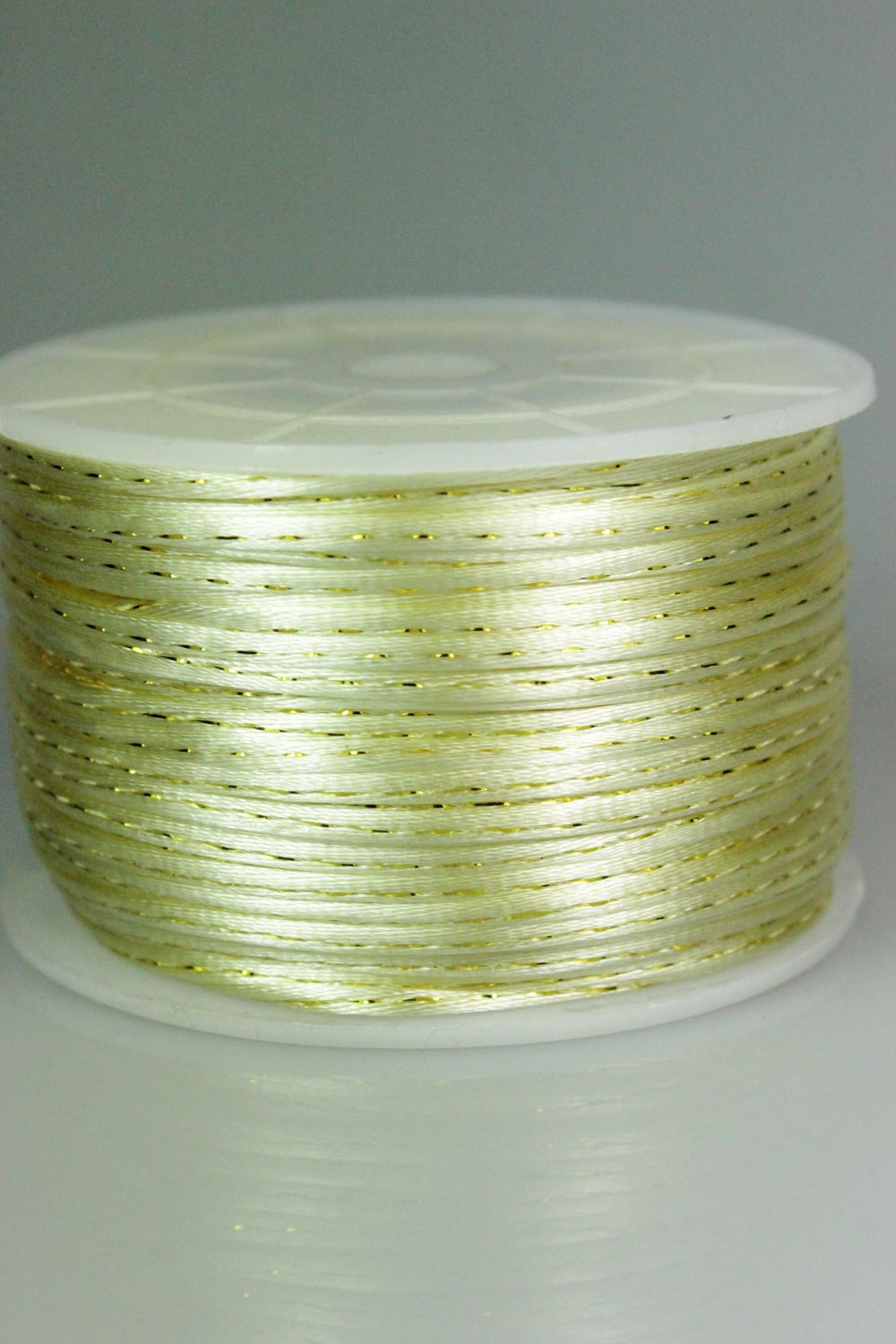 Siret Din Saten 2mm, Crem Cu Fir Auriu