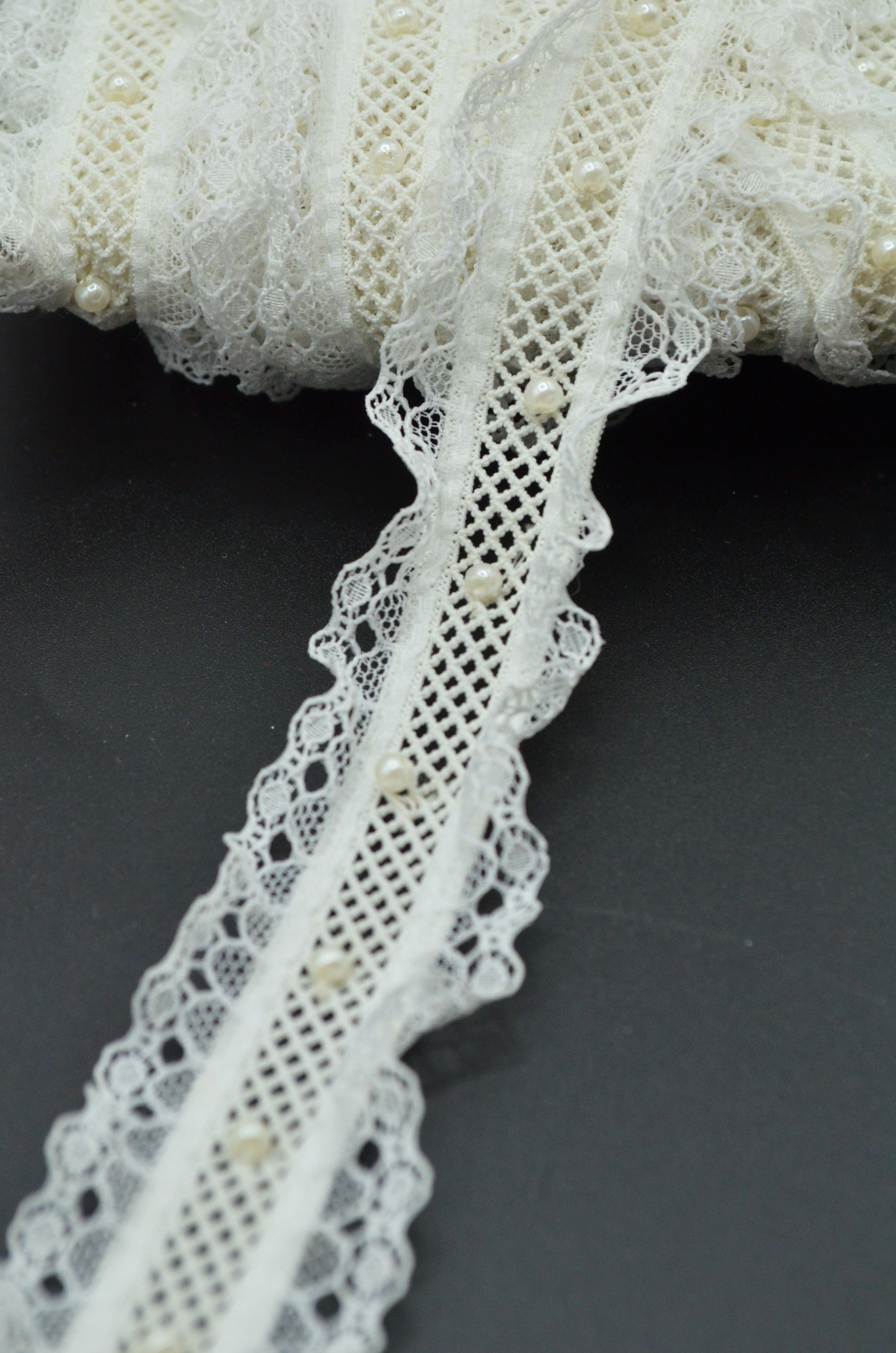 Pasmanterie Elastica Dantelata Cu Perle, 30mm